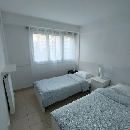 5 Mn, 450m Walk Metro La Defense, 3 Bedrooms, Parking Apartment Puteaux