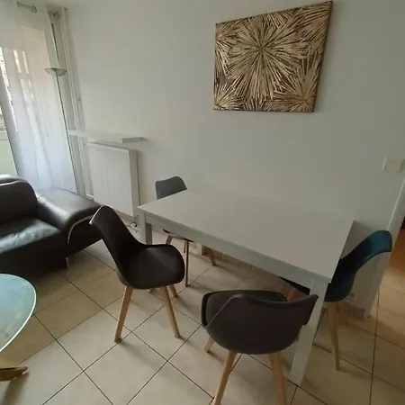 Apartment 5 Mn, 450m Walk Metro La Defense, 3 Bedrooms, Parking Puteaux