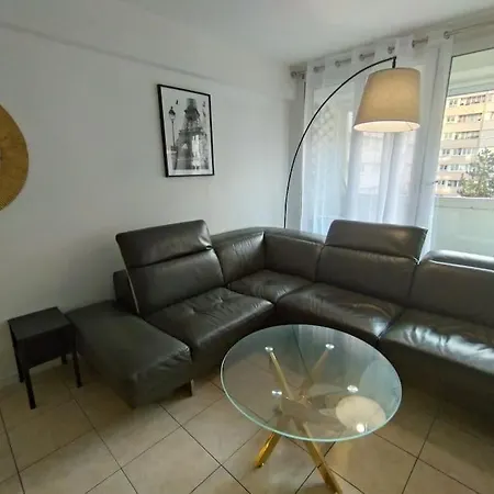 5 Mn, 450m Walk Metro La Defense, 3 Bedrooms, Parking * Puteaux
